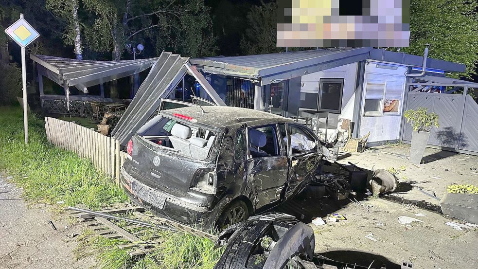 Der Wagen hatte sich überschlagen und war anschließend gegen die Pizzeria gefahren. Foto: Feuerwehr Uplengen-Mitte