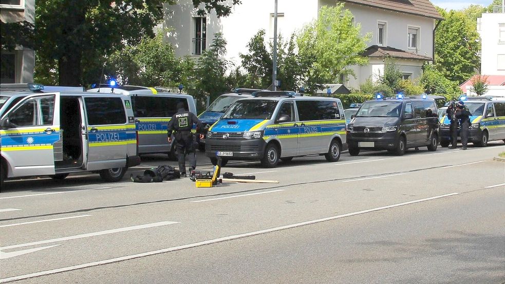 In der Bankfiliale ist ein Mensch lebensbedrohlich verletzt worden. Foto: Moller-Schuh
