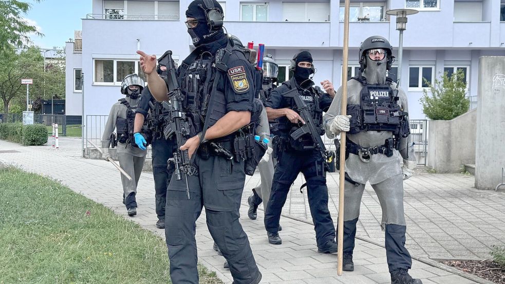 Die Polizei ist mit vielen Kräften vor Ort. Foto: -/RGB Medienwerkstatt/dpa