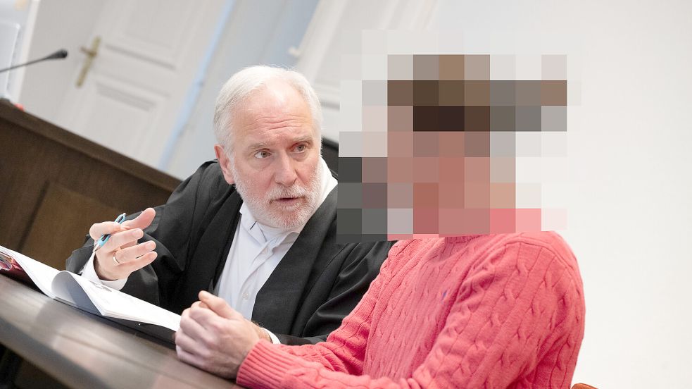 Der Angeklagte und sein Pflichtverteidiger, Alexander Schwenen. Foto: Klaus Ortgies
