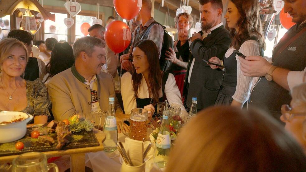 Vater und Tochter gemeinsam auf der Wiesn. Foto: Joyn/dpa