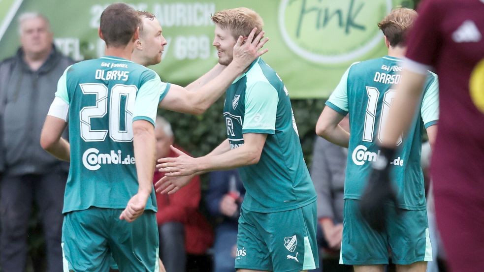 Firrels Steffen Busemann (Mitte) traf zum 2:0-Pausenstand. Nach dem Seitenwechsel kamen die Gastgeber allerdings noch zurück.Fotos: Jens Doden, Emden
