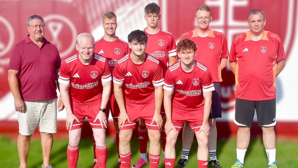 Bei TuRa 07 gibt es einige wenige neue Gesichter. Das Foto zeigt (von links) Fußballobmann Heinz Weßling, Otis Cop, Janek de Buhr, Dominik van Osten , Raoul Stratmann, Thorge Meyerhoff, Co-Trainer Robin Schmidt und Co-Trainer Christopher Meisterfeld. Foto: Hans Damm
