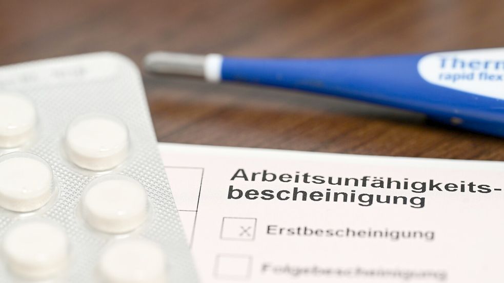 Laut dem Barmer-Gesundheitsreport waren Arbeitnehmer in Ostfriesland im Jahr 2025 im Schnitt mehr als vier Wochen lang krankgeschrieben. Symbolbild:Bernd Weißbrod/dpa