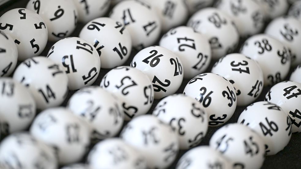 Um einen Jackpot zu knacken, muss ein Tipper die richtigen sechs Zahlen aus 49 plus die richtige Superzahl haben. (Illustration) Foto: Arne Dedert