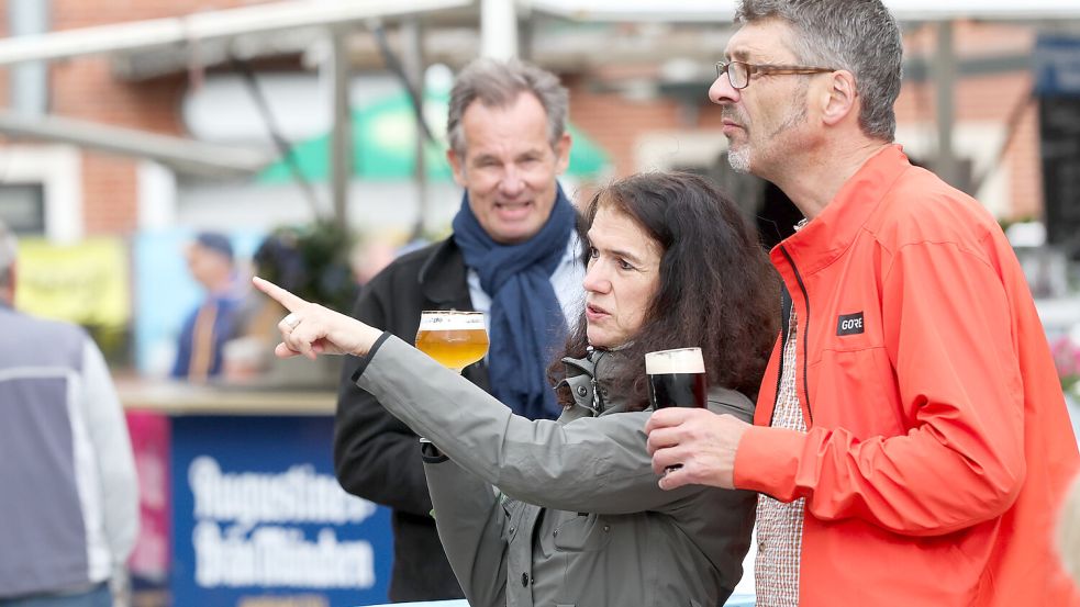 Besucher zieht es aufs Emder Bierfest: Prost! Foto: Jens Doden