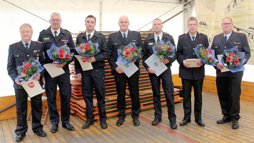 Ingo Jelting (von links), Gerold Zwick, Jan Freese, Peter Oltmanns, Andreas Hinrichs, Otto Oltmanns und Alwin Stamm wurden auf der Versammlung in Rhauderfehn geehrt. Foto: Feuerwehr/Joachim Rand