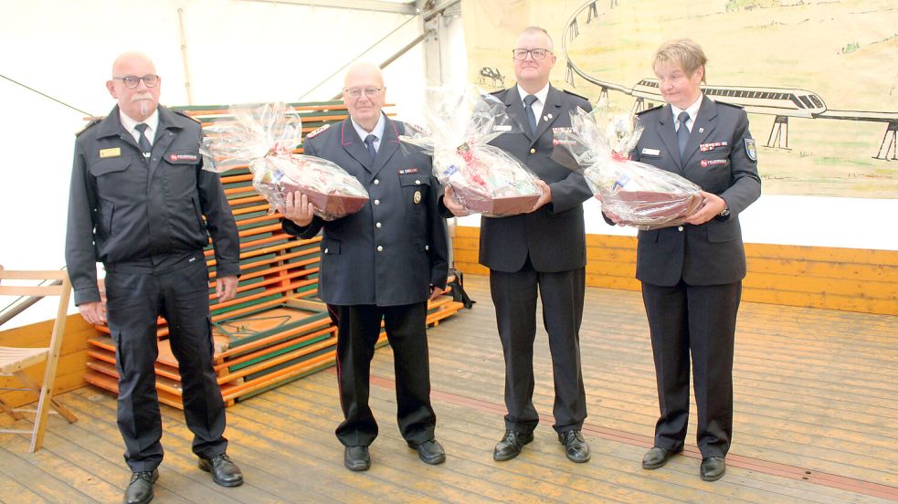 Das Foto zeigt Peter Eggers (von links) mit den Feuerwehrleuten Gerrit Yzer, Erwin Reiners und Tanja de Freese. Foto: Feuerwehr/Joachim Rand
