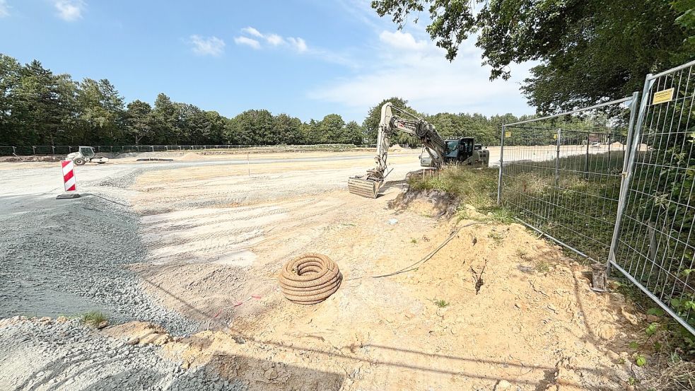 Seit März 2026 laufen auf der Baustelle für die FTZ in Brinkum die Erdarbeiten als Vorbereitung für die Erschließung. Foto: Karin Lüppen