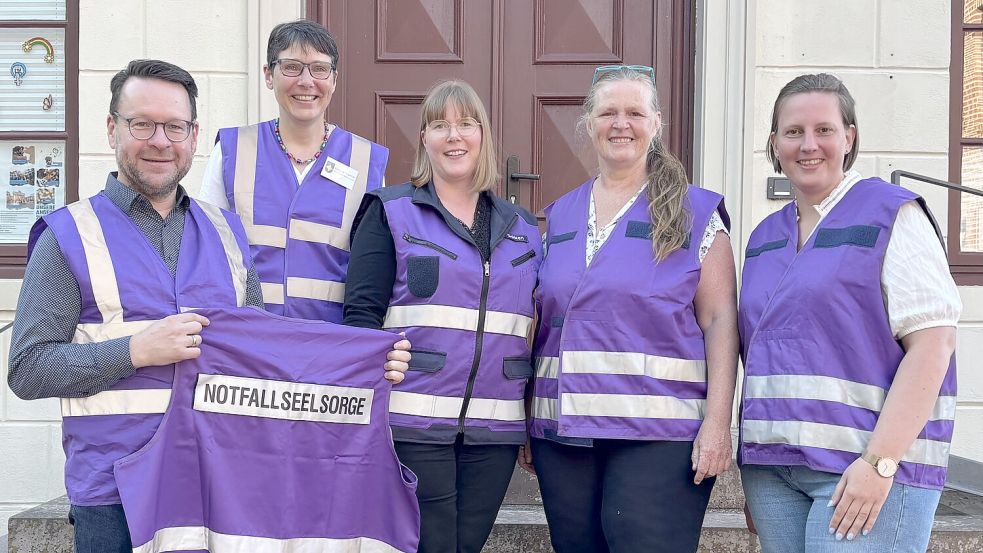 Freuen sich über den Ausbau der ehrenamtlichen Notfallseelsorge im Kirchenkreis Norden (von links): Superintendent Christian Neumann, Claudia Stawicki, Carina Geiken, Miriam Fischer und Andrea Janssen-Zimmermann. Foto: Kirchenkreis Norden
