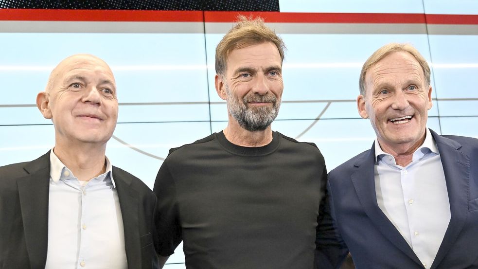 Jürgen Klopp (M) mit DFB-Präsident Bernd Neuendorf (l) und Vizepräsident Hans-Joachim Watzke bei der Präsentation als Bundestrainer. Foto: Florian Wiegand/dpa
