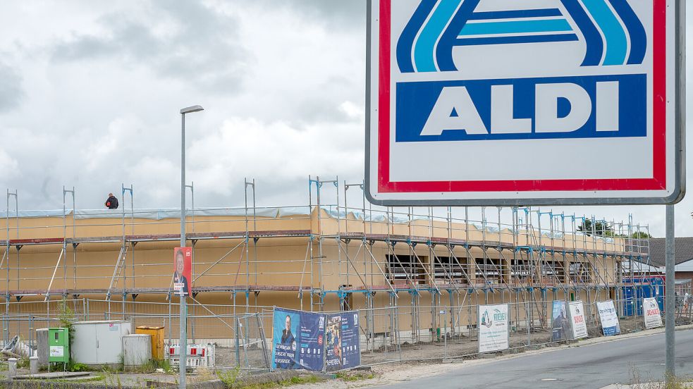 Und plötzlich stehen dort wieder vier Wände: Der Aufbau der neuen Aldi-Filiale an der Fritz-Reuter-Straße läuft. Fotos: Klaus Ortgies