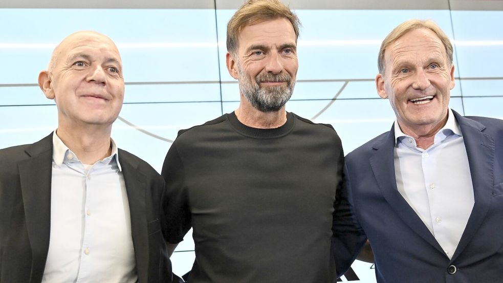 DFB-Chef Neuendorf (l) und sein Vize Hans-Joachim Watzke (r) präsentieren Bundestrainer Klopp. Foto: Florian Wiegand/dpa