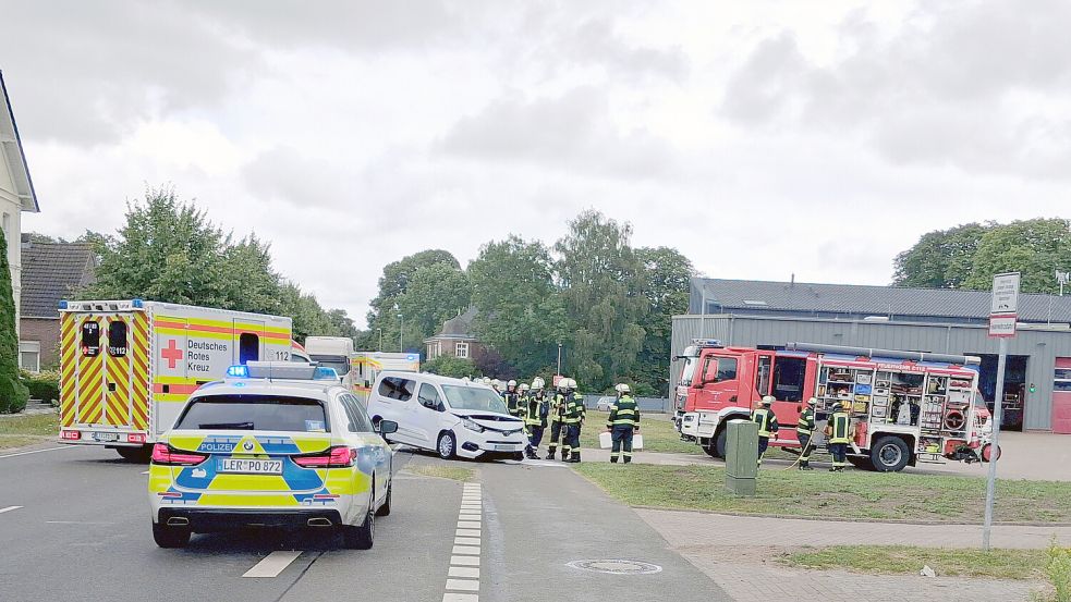 Die Feuerwehr Weener war wegen eines Unfalls im Einsatz. Fotos: Joachim Rand/Feuerwehr Weener