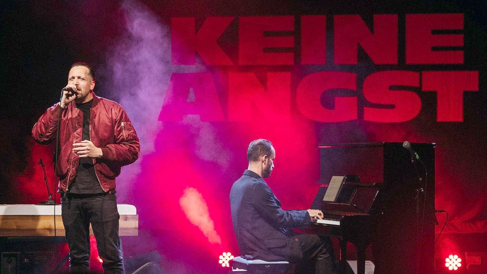 Feiern sich und ihr Publikum: Rapper Danger Dan und Pianist Igor Levit bei der Live-Premiere von „Keine Angst" am Dienstagabend in Berlin. Foto: Bastian Bochinski