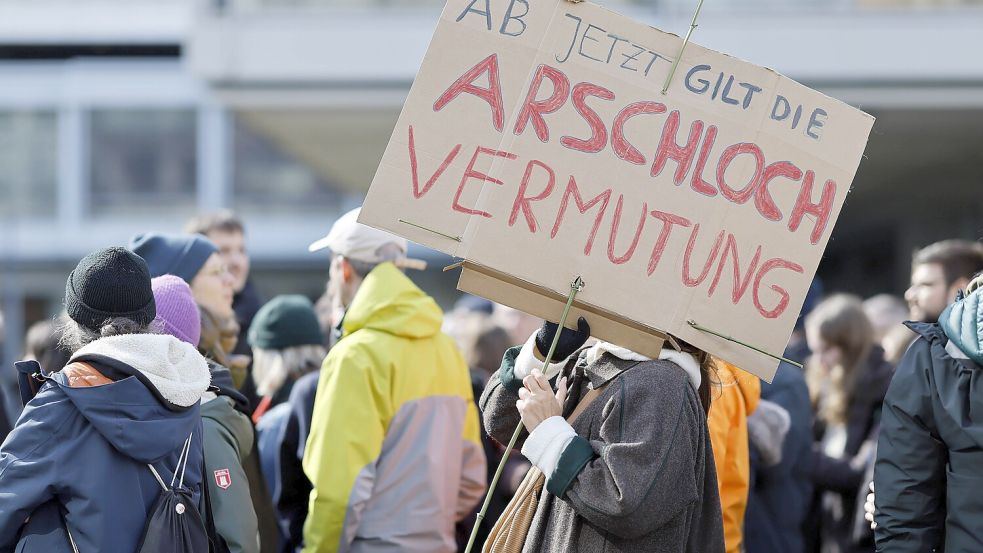 „Arschlochvermutung“: Bei einer Demo gegen sexuelle Gewalt wird die Unschuldsvermutung ironisch hinterfragt. Foto: Imago/Christoph Hardt