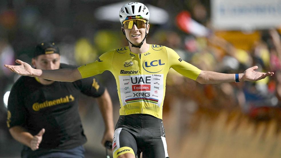 Tadej Pogacar triumphiert in Alpe d’Huez. Foto: Jeff Pachoud/AFP/dpa