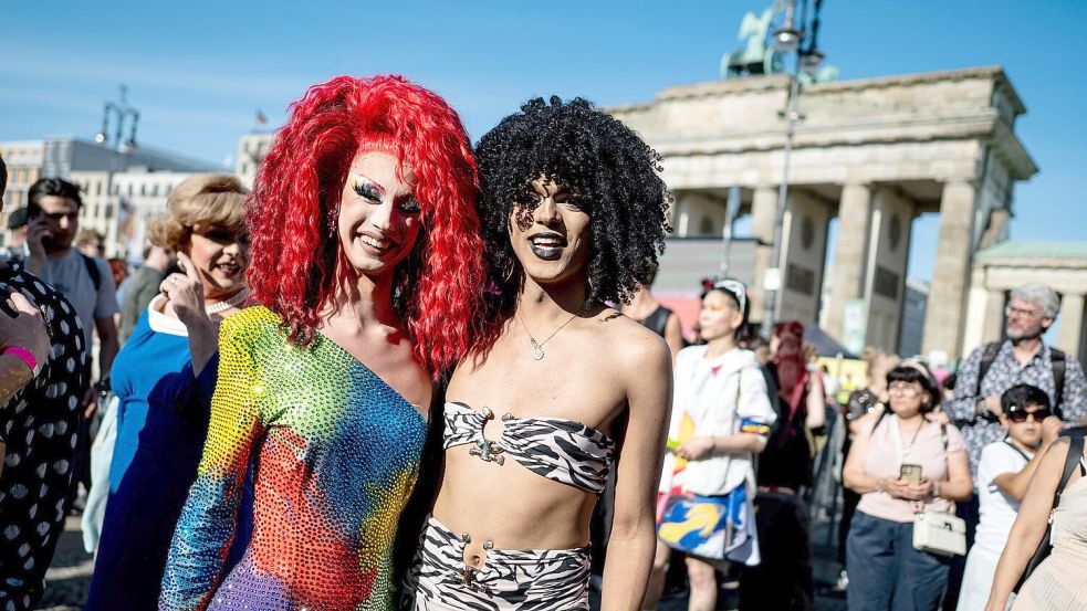 Der Drag March führte vom U-Bahnhof Bundestag zum Brandenburger Tor. Foto: Fabian Sommer/dpa