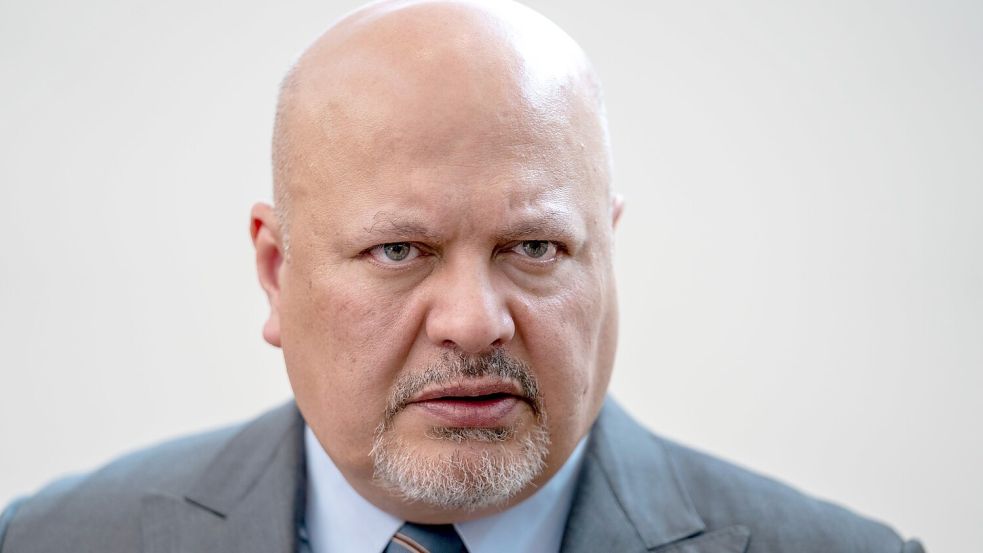 Auf die Suspendierung folgt die Entlassung: der ehemalige Chefankläger Karim Khan. (Archivbild) Foto: Peter Dejong/AP/dpa