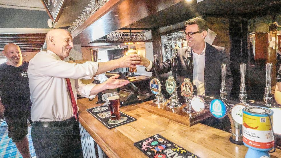 Andy Burnham besuchte in seiner ersten Woche einen Pub. Foto: Richard Pohle/The Times