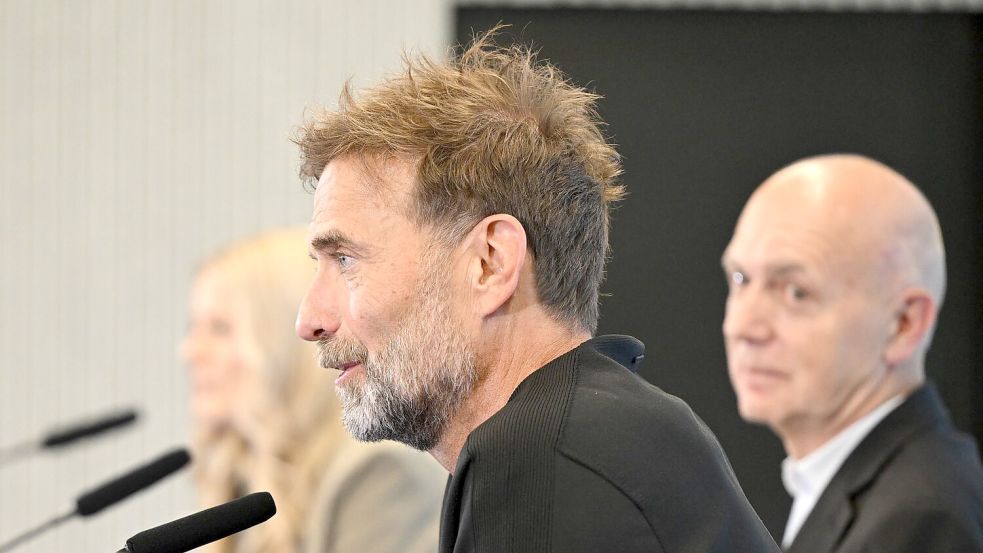 Jürgen Klopp (Mitte) bei seiner Vorstellung als neuer Bundestrainer. Foto: Florian Wiegand/dpa