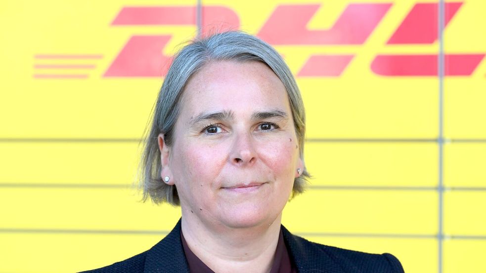DHL-Vorstandsmitglied Nicola Hagleitner möchte schwere Pakete nur noch von zwei Leuten zustellen lassen. (Archivbild) Foto: Wolf von Dewitz/dpa