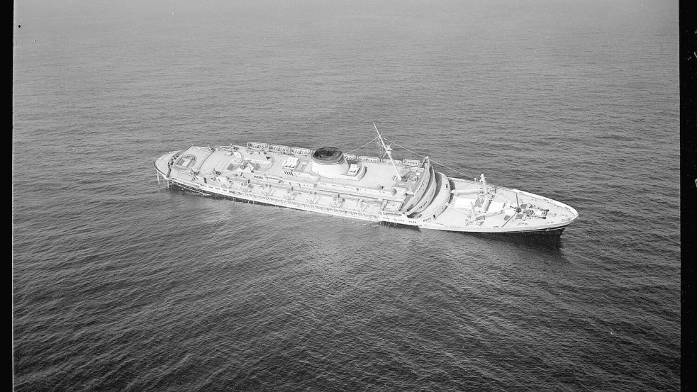Das Wasser steigt bis zur Deckreling: Die Andrea Doria hatte bereits kurz nach dem Aufprall Schlagseite. Foto: IMAGO/Piemags