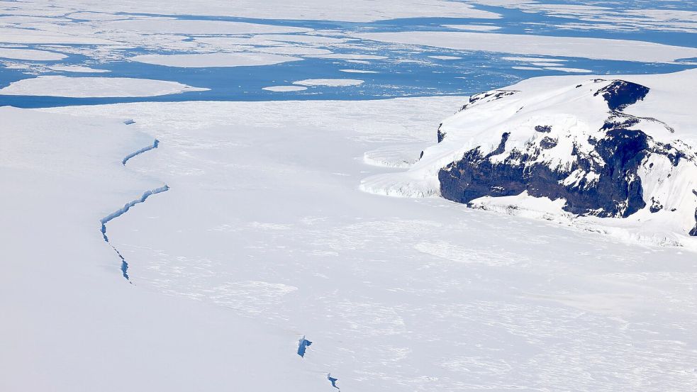 Rechts die Coulman-Insel, links der Eisberg, der sich auf dem Meeresboden festgesetzt hat. Der Eisberg könnte den Bruterfolg in einer der größten Kolonien der Welt deutlich beeinträchtigt haben. Foto: ---/Myeongho Seo/dpa