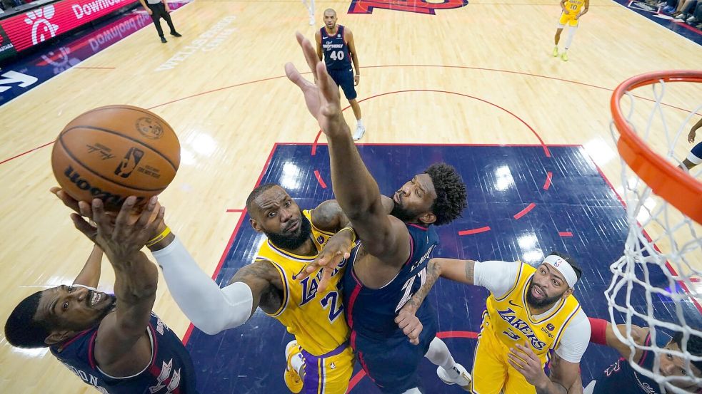 James und Embiid (beide Mitte) sind jetzt Teamkollegen. (Archivbild) Foto: Matt Slocum/AP/dpa