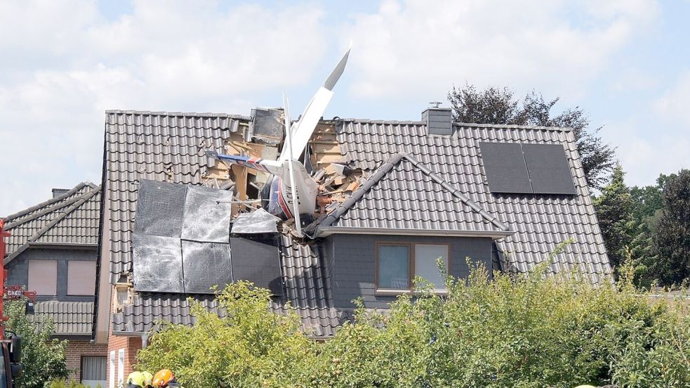 Das Flugzeug stürzte am Samstag in ein Wohnhaus. Foto: Jörn Hüneke
