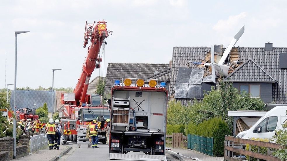 Am Vormittag war die Feuerwehr zu dem Flugzeugabsturz gerufen worden. Foto: Jörn Hüneke