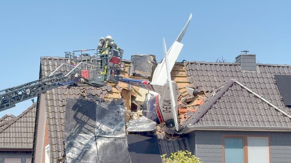 In Ganderkesee ist ein Kleinflugzeug in den Dachstuhl eines Wohnhauses in einem Wohngebiet unweit des Flugplatzes gestürzt. Foto: Nonstopnews