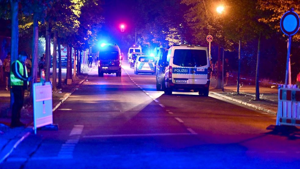 Ein Auto soll in eine Menschenmenge gefahren sein. Foto: Fabian Sommer/dpa