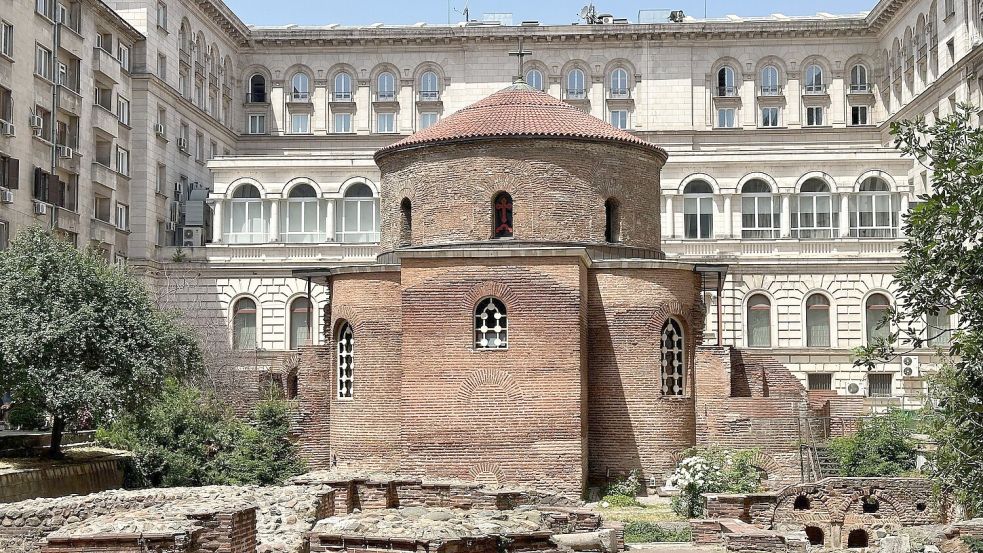 Die Rotunde des Heiligen Georg ist eine frühchristliche Kirche aus dem 4. Jahrhundert und liegt im Innenhof zwischen dem Hotel Sofia Balkan Palace und dem Präsidentensitz. Foto: Silvia Stammer
