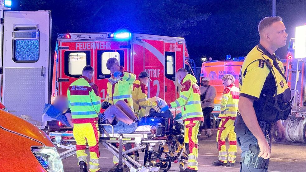 Rettungskräfte versorgten die Verletzten. Foto: Andreas Rabenstein/dpa