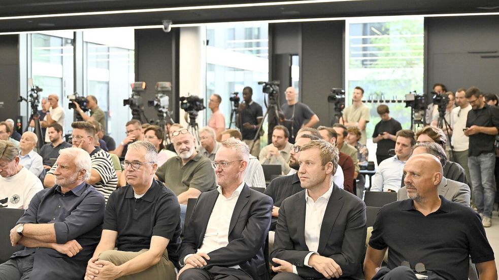 Marc Kosicke (r) saß bei Jürgen Klopps Vorstellung ganz vorne. Foto: Florian Wiegand/dpa