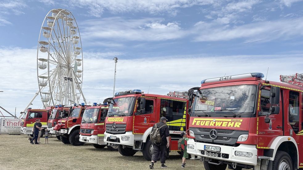 Vorne die Fahrzeuge der Norder Feuerwehr, hinten das Riesenrad: So werden die Besucher der Norder Feuerwehrtage empfangen. Foto: Karin Böhmer