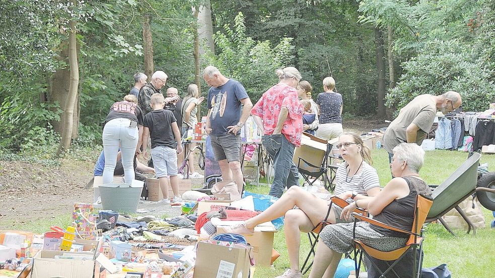 Der Flohmarkt in Stapelmoor ist bei Kindern ebenso beliebt wie bei Trödelfans. Foto: Bodo Wolters/Archiv