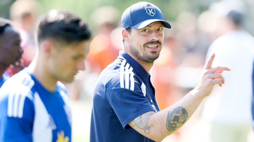 Wenige Augenblicke nach Emdens letzten Testspiel in Osnabrück wurde in Drochtersen der Kickers-Gegner im Niedersachsen-Pokal ermittelt. Kickers-Coach Björn Lindemann dürfte das Spiel mit Interesse verfolgt haben. Foto: Jens Doden, Emden
