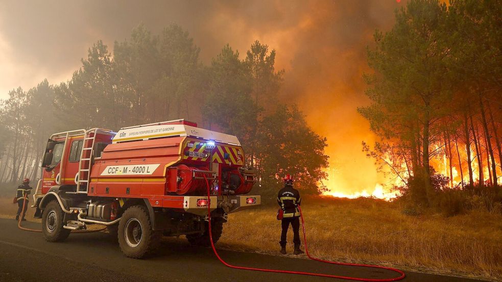 Tausende Touristen müssen wegen der Waldbrände bei Bordeaux ihre Quartiere räumen. Foto: Romain Perrocheau/AFP/dpa