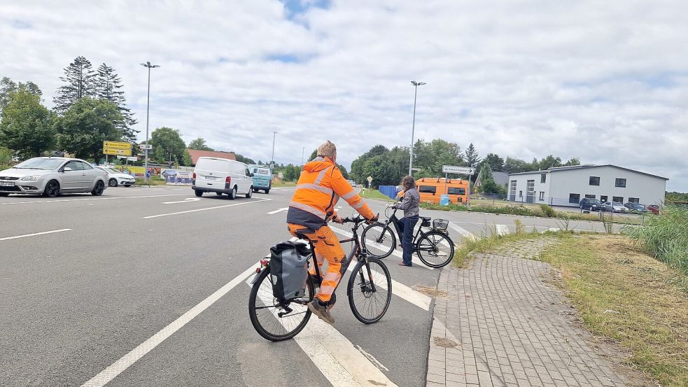 Das Queren der Bundesstraße 436 erfordert von Fahrradfahrern mitunter viel Geduld. Sie müssen häufig längere Zeit warten, bis sie freie Fahrt haben. Eine Ampel würde die Querung sicherer machen. Foto: Tatjana Gettkowski