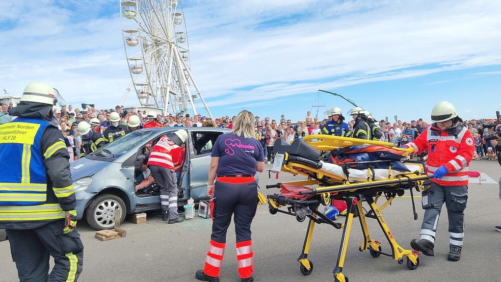 Unter den Augen Tausender Besucher gab es unter anderem Vorführungen vom Zusammenspiel der Rettungskräfte. Foto: Karin Böhmer