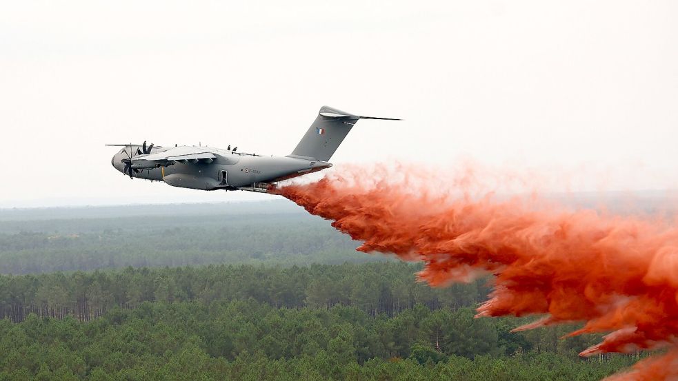Ein Airbus A400M wirft Löschmittel über dem Waldbrand nahe Lacanau ab. Foto: Abdul Saboor/Pool Reuters/AP/dpa