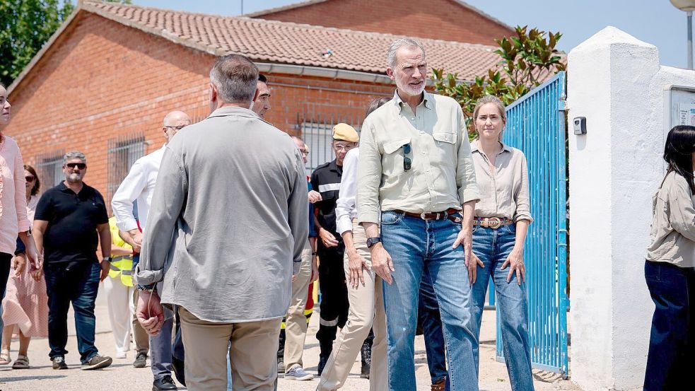Spaniens König Felipe VI. besuchte eine Notunterkunft. Foto: A. Pérez Meca/EUROPA PRESS/dpa