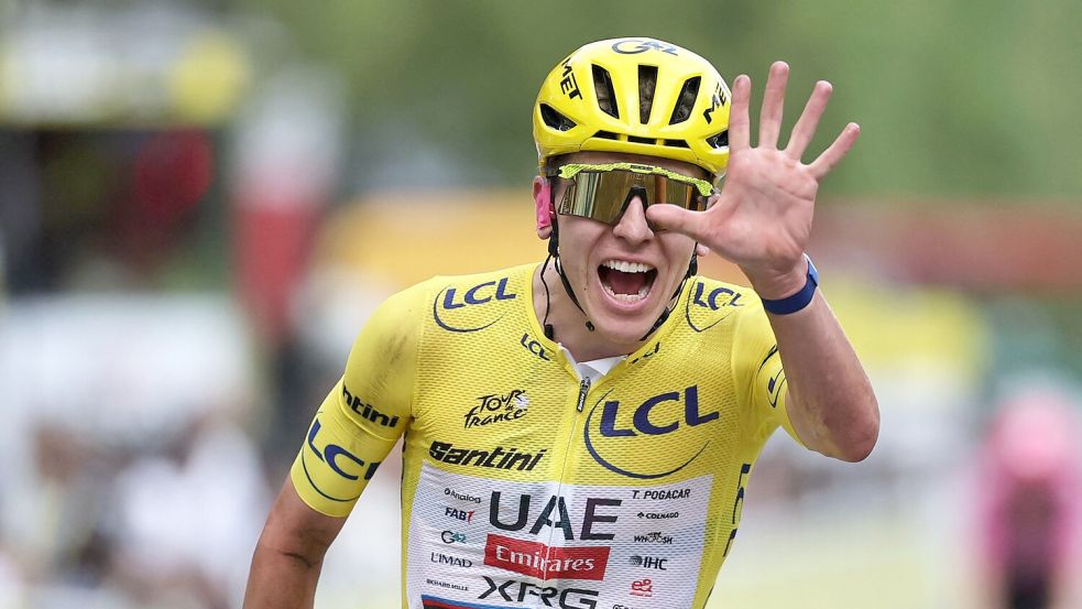 Tadej Pogacar zeigt fünf Finger für alle seine Tour-Siege. Foto: Anne-Christine Poujoulat/AFP/dpa