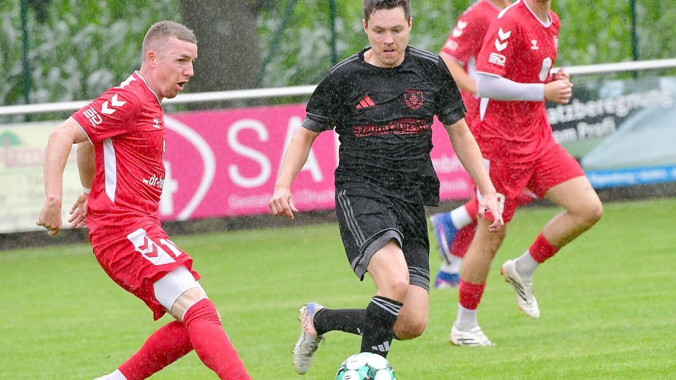 Tobias Steffen (links) spielte bis zur C-Jugend für TuRa, ehe er eine bemerkenswerte Karriere hinlegte. Nun lief er mit dem SV Wilhelmshaven an alter Wirkungsstätte auf. Fotos: Hans Damm