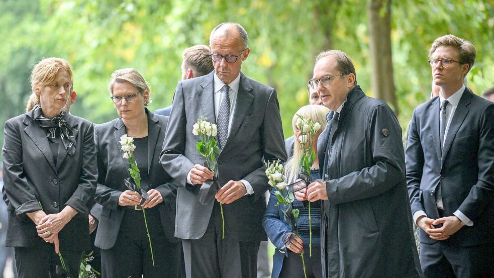Der Kanzler besuchte den Ort des Anschlags im Tiergarten, legte weiße Blumen ab und hielt unter anderem mit Dobrindt und Berlins Innensenatorin Iris Spranger (SPD) kurz inne, um der Opfer zu gedenken. Foto: Annegret Hilse/Reuters Pool via