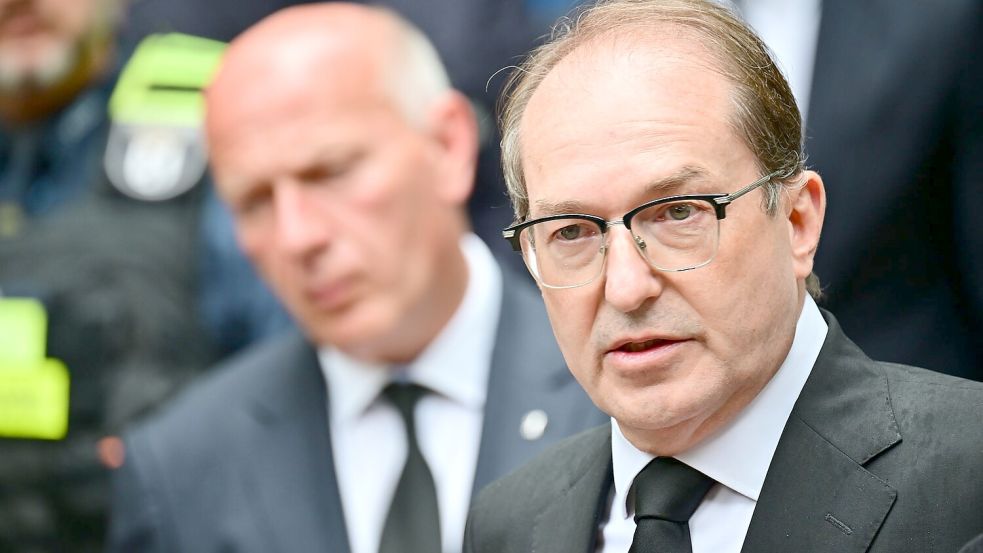 Allein auf Deradikalisierung zu setzen, „wäre sicherlich naiv“, sagt Innenminister Dobrindt. Foto: Sebastian Gollnow/dpa