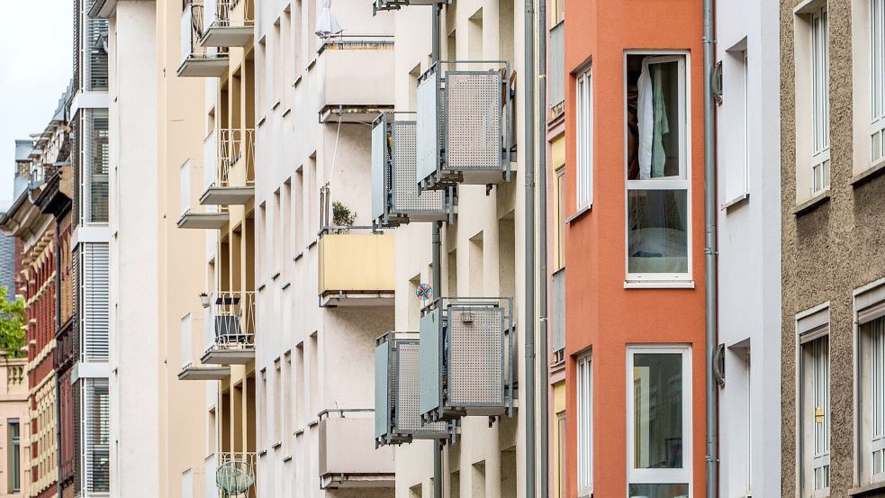 Miete und Nebenkosten verschlingen 30 Prozent oder mehr des Nettoeinkommens von Privathaushalten. (Symbolbild) Foto: Andreas Arnold