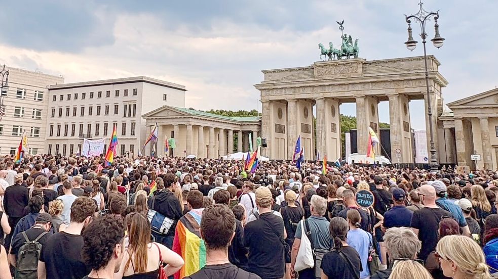 Tausende Menschen kamen am Sonntag zu einer Mahnwache ans Brandenburger Tor. Mittendrin war auch Timo Rabenstein aus Ostfriesland. Foto: Timo Rabenstein